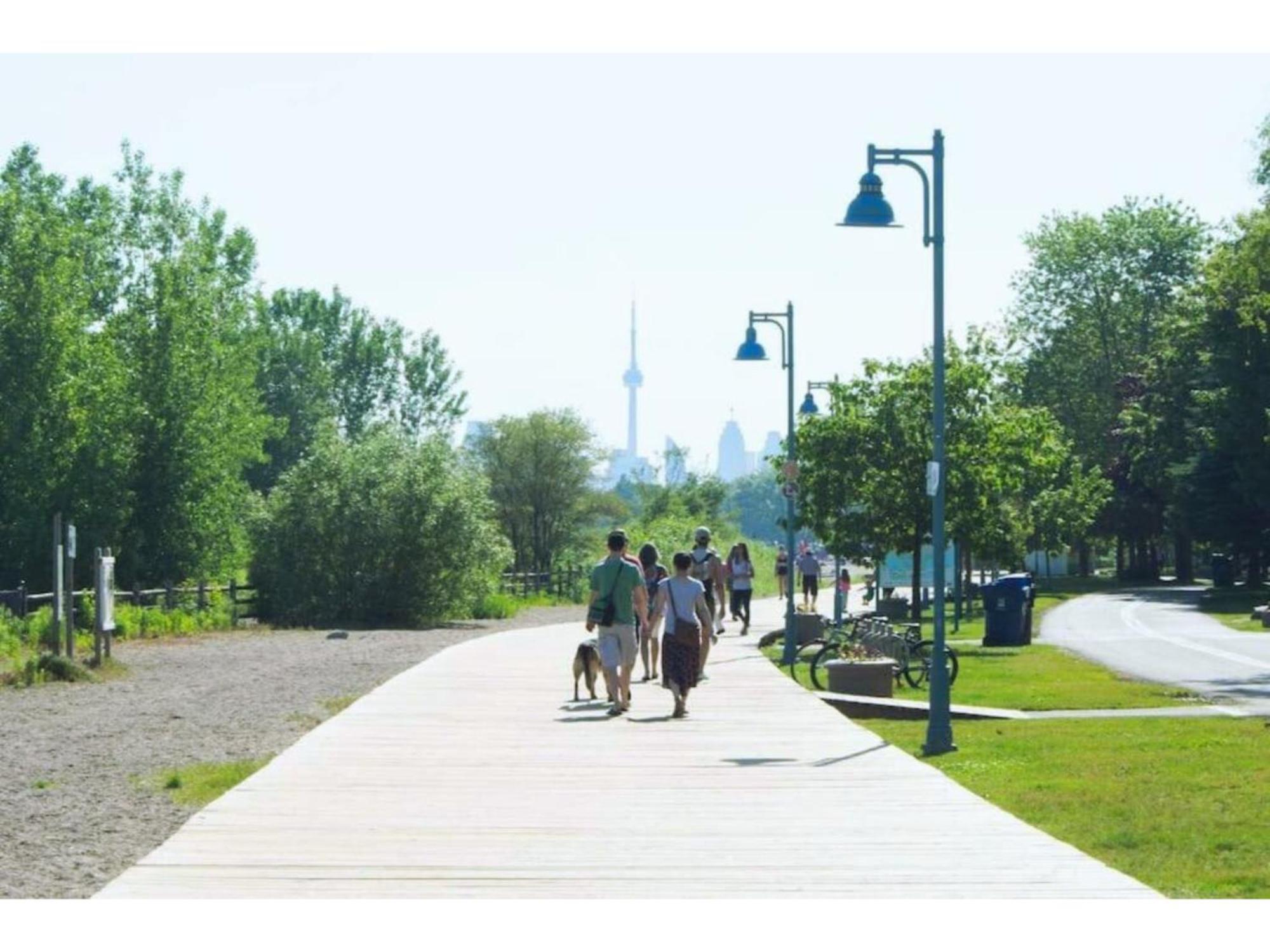 Lovely Leslieville, Exploring Nature In The City Toronto Exterior photo